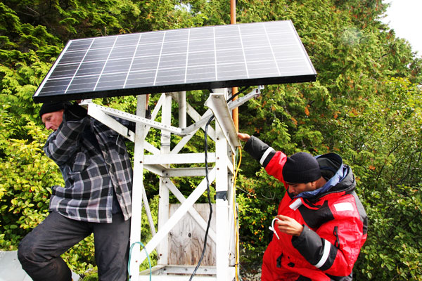 WWF’s Hussein Alidina helps Cetacea Lab’s Hermann Meuter set up a solar powered battery station to power a hydrophone. © Jo Anne Walton / WWF-Canada